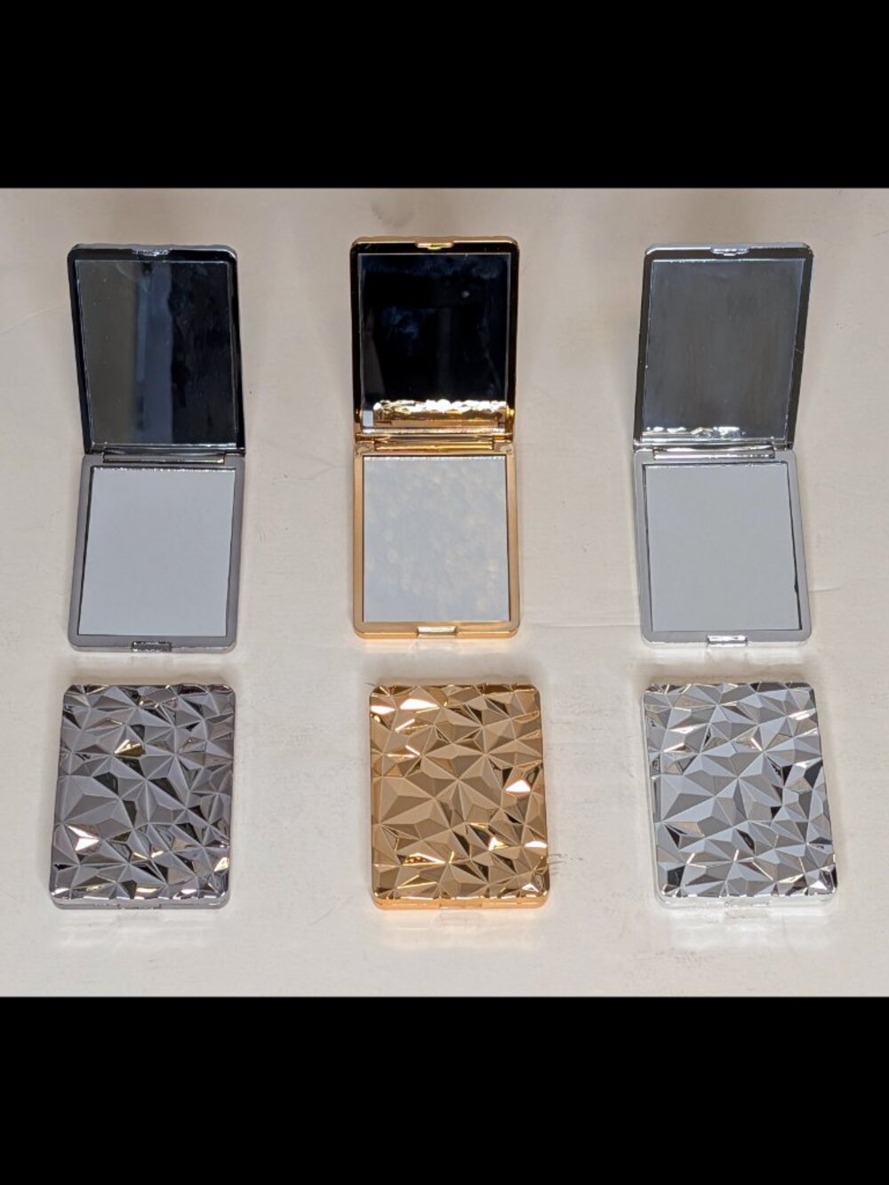 GIVEAWAY - FASHION COMPACT with Double Mirror -- SHINY 3D Design